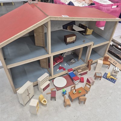 Lot 905 - A vintage small dolls house and furnishings.