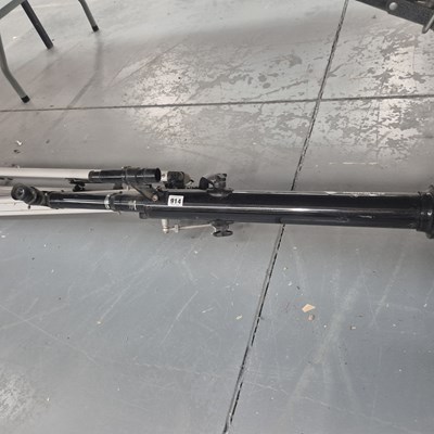 Lot 914 - A vintage Skywatcher telescope