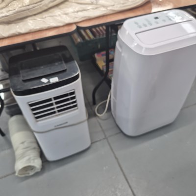 Lot 915 - Two air conditioning units