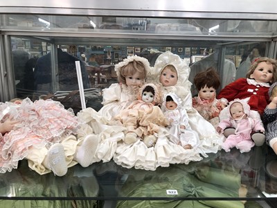 Lot 922 - A quantity of vintage dolls