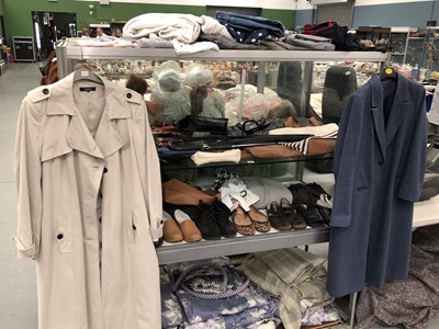 Lot 926 - A collection of ladies clothng, handbags,...