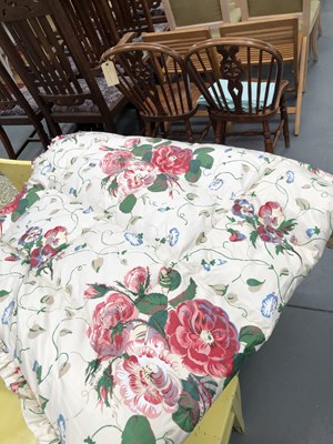Lot 928 - A rose pattern feather quilt
