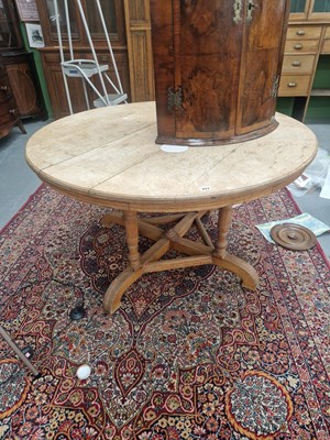 Lot 253 - A late Victorian circular golden oak centre...