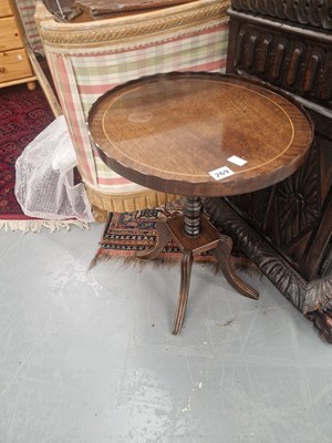 Lot 269 - A pair of 20th century oval inlaid mahogany...
