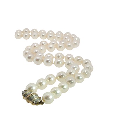 Lot 1083 - Cultured pearl necklace, the knotted strand...