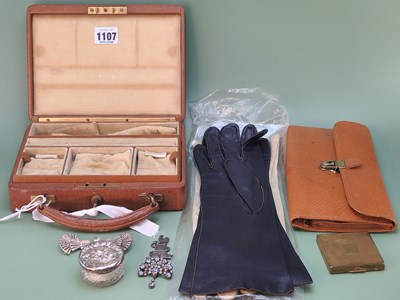 Lot 1107 - A small group of collectables and costume...