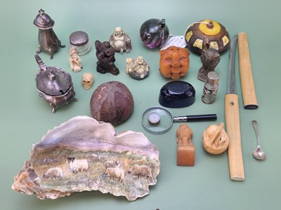 Lot 1113 - A mixed group of collectables and curiosities,...