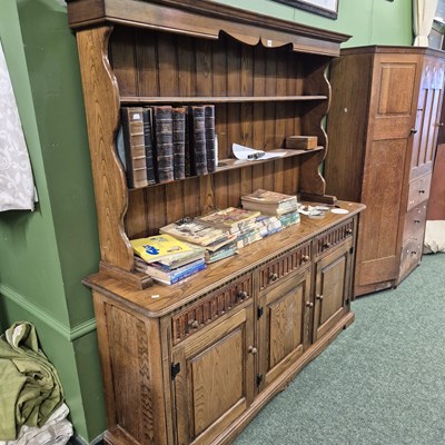 Lot 342 - An oak dresser and plate rack H 193 W 185 D 46cm