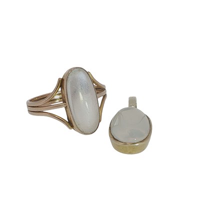 Lot 1133 - Vintage 9ct gold moonstone ring and matching...