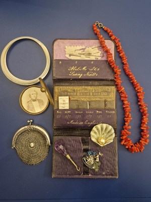 Lot 1152 - A small collection of ladies' accessories,...