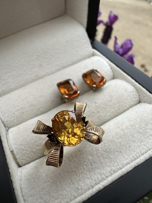 Lot 1163 - A vintage gemset ring with an oval orange...