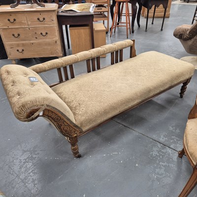 Lot 45 - An Edwardian oak buttoned show frame chaise...
