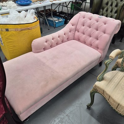 Lot 49 - A button back chaise longue in a pink fabric