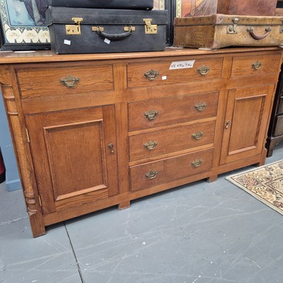 Lot 67 - A bespoke Georgian style oak dresser base H 92...